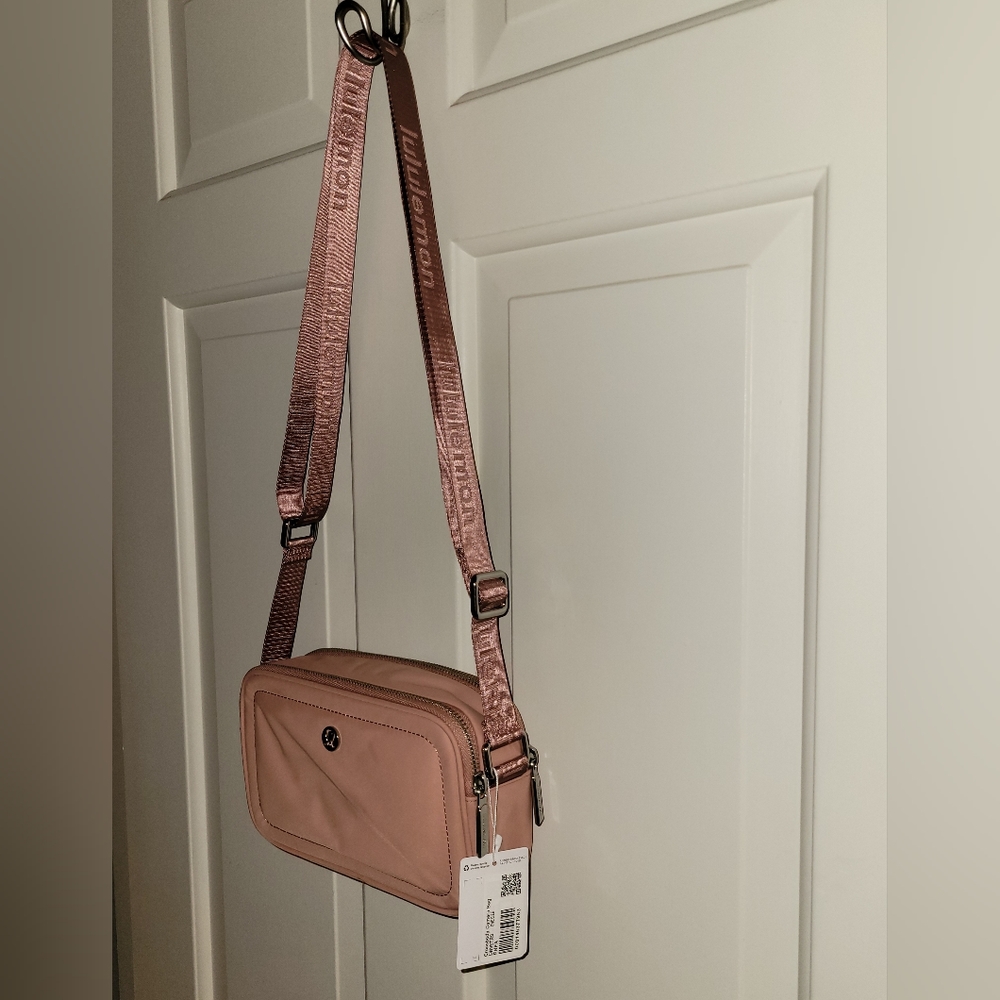 NWT Lululemon Crossbody Camera Bag 2L in Pink Pastel